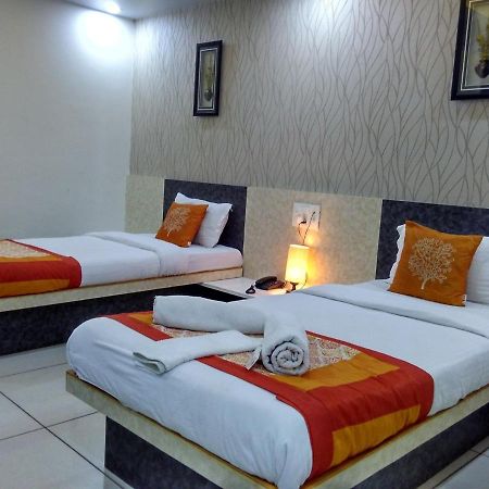 Hotel Sigma Inn Ahmedabad Bagian luar foto