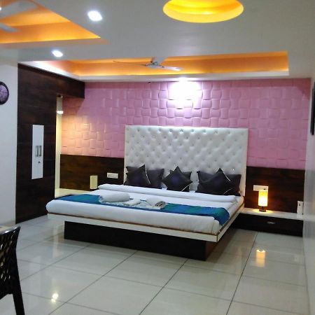 Hotel Sigma Inn Ahmedabad Bagian luar foto