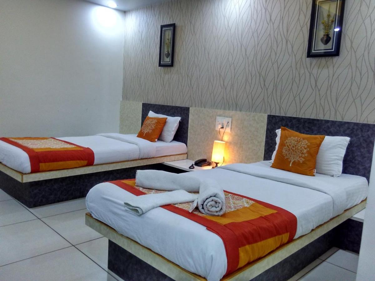 Hotel Sigma Inn Ahmedabad Bagian luar foto
