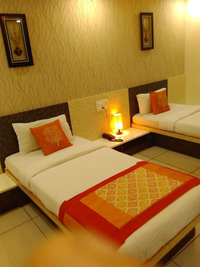 Hotel Sigma Inn Ahmedabad Bagian luar foto