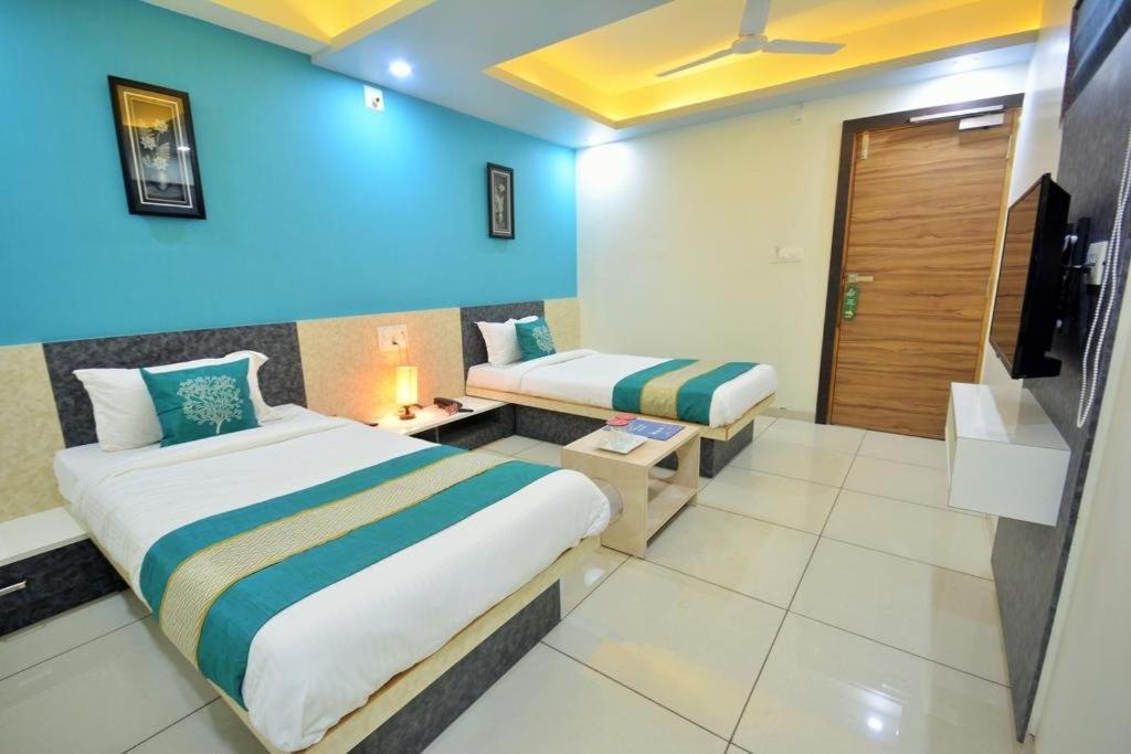 Hotel Sigma Inn Ahmedabad Bagian luar foto
