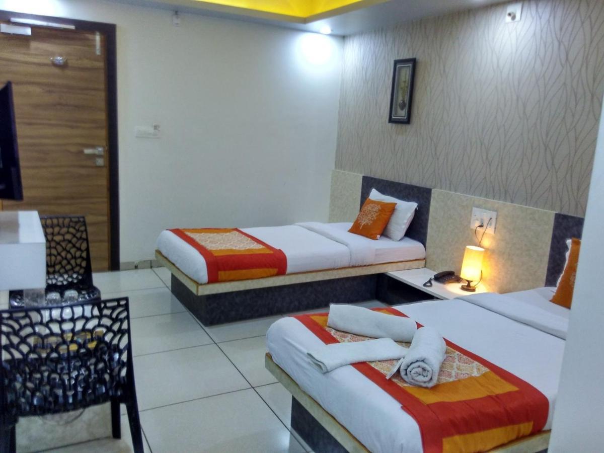 Hotel Sigma Inn Ahmedabad Bagian luar foto